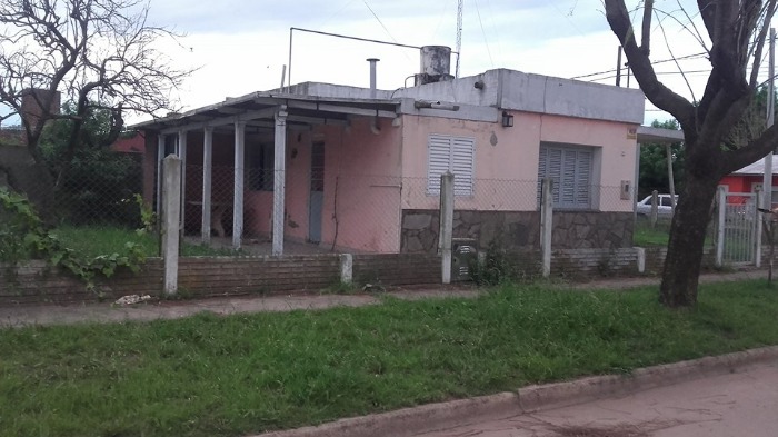 alquilo  casa cómoda, cocina comedor, living, baño, galería cubierta y garage cerrado en alquiler temporario, garantias con recibo de sueldo (2)