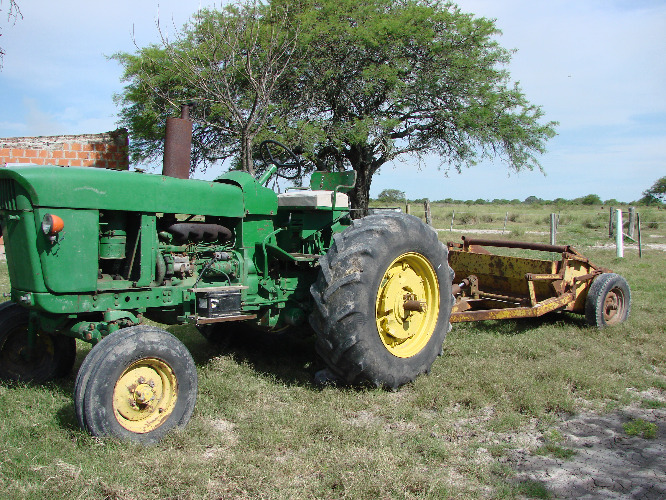 vendo tractor john deere 2420 rodado patonas 18/4/30,direccion hidraulica , toma hidraulica y toma de fuerza ,muy buen estado. $ 210.000