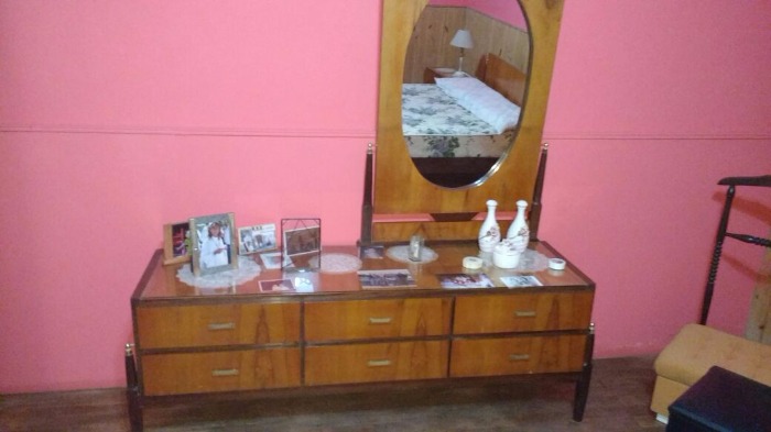 vendo juego de dormitorio (cama matrimonial,comoda,ropero y dos mesitas de luz en buen estado. llamar para acordar precio.