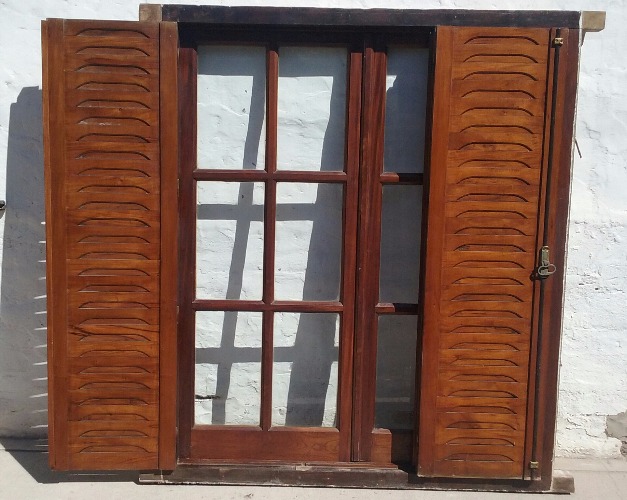 vendo ventana de madera en muy buen estado 150 ancho x 176 alto. 5 hojas muy buena!