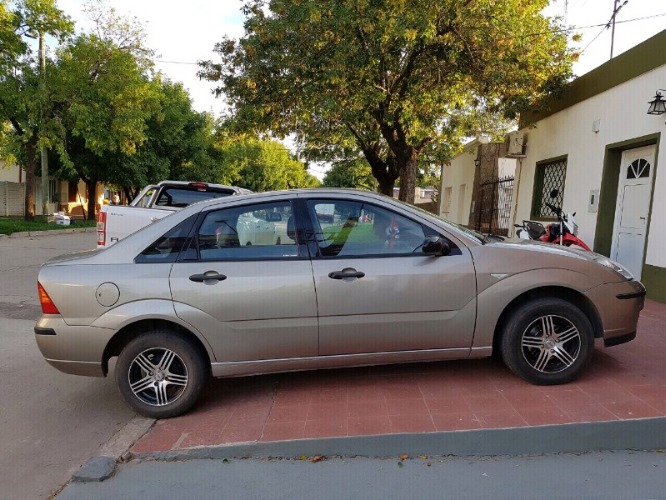 se vende  ford focus 1.6l 2009 nafta 75.000km, color champagne, alarma y cierro centralizado, vigía.