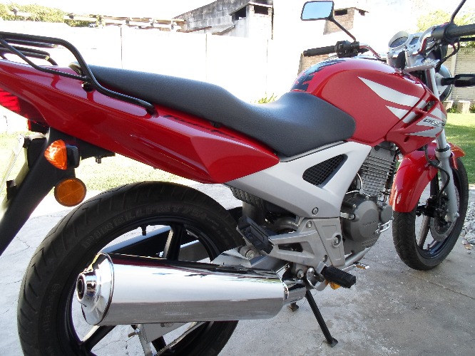 vendo honda twister 250 cc. impecable. año 2013. 13.000 km. cubierta trasera nueva. todos los papeles al día. lista para trasferir.