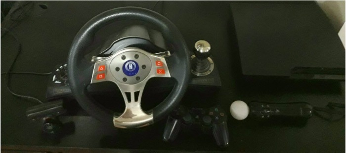 se vende play 3 con un joystick, camara, play move, volante y 18 juegos todos originales motogp13, call of duty ghosts, pes 2014,fifa 2017,nfs hp, etc