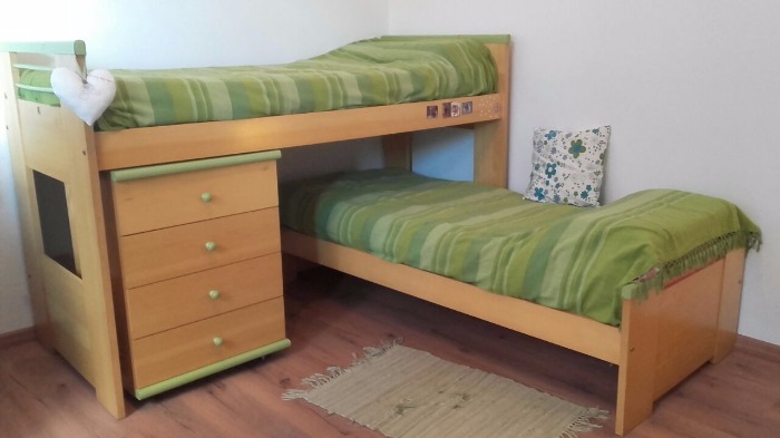 juego de dormitorio infantil unisex, con cama marinera con frente tipo cajón haciendo juego, roperito y chifonier. no incluye colchón y acolchados