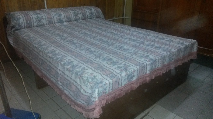 cama con colchon en buen estado. medida colchon 1.40mts de alto y 20cm de alto.