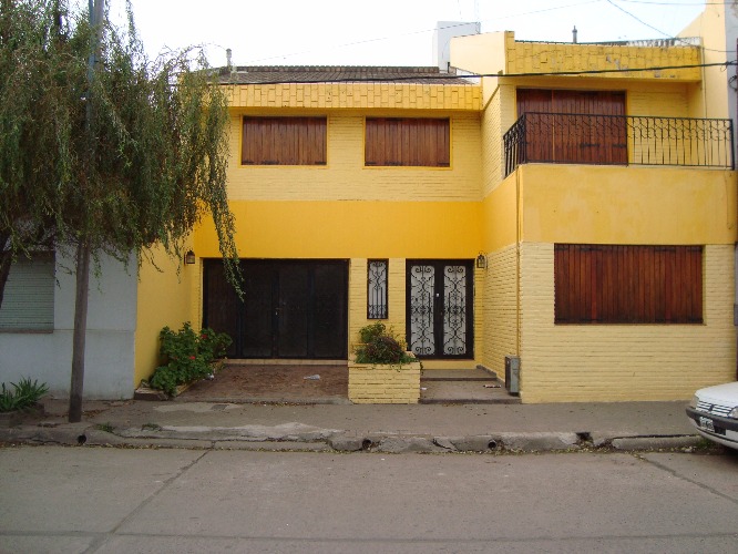 hermosa casa dos plantas: recibidor, living a desnivel,  comedor que da a jardín, baño, cocina lavadero, garage 2 coches.3 dormitorios baño y otros.