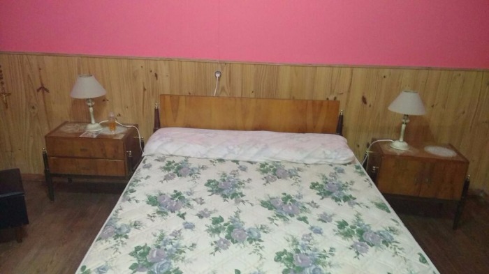 vendo juego de dormitorio (cama matrimonial,comoda,ropero y dos mesitas de luz en buen estado. llamar para acordar precio.