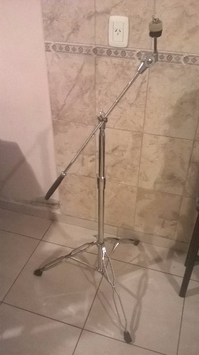 vendo soporte para platillo jirafa con contrapeso marca lazer. patas dobles reforzadas con antideslizantes y memoria de altura. muy buen estado