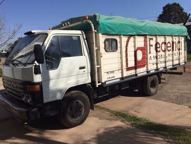 toyota dyna modelo 1995, caja baranda alta de 550×220 cm., cabina dormitorio, aire, dirección, excelente estado