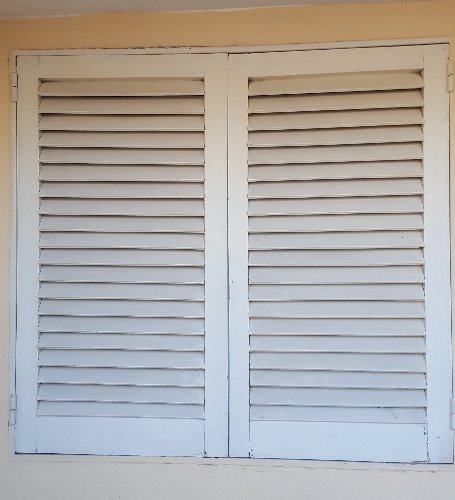 vendo tres ventanas de madera con celosias. excelente estado