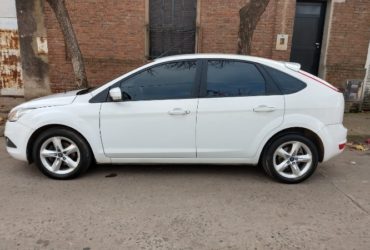 vendo ford focus 2013.  mod. trend 2 1.6 con gnc km 156.000 .. todo al día.. listo para transferir. precio $ 365.000 charlable.  03471 – 15518425