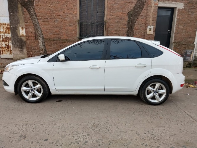 vendo ford focus 2013.  mod. trend 2 1.6 con gnc km 156.000 .. todo al día.. listo para transferir. precio $ 365.000 charlable.  03471 – 15518425