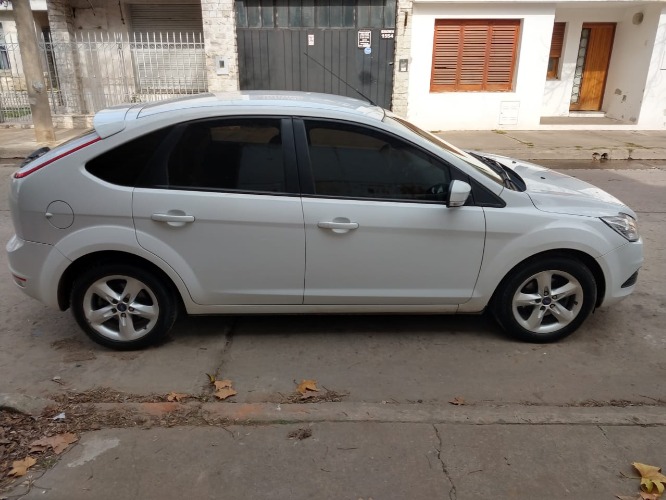 vendo ford focus 2013.  mod. trend 2 1.6 con gnc km 156.000 .. todo al día.. listo para transferir. precio $ 365.000 charlable.  03471 – 15518425