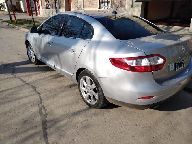 renault fluence privilege el mas full caja manual de 6 marchas  km 115000 cubiertas continental. gnc de 5ta hace 200 km con el tubo. acepto permuta